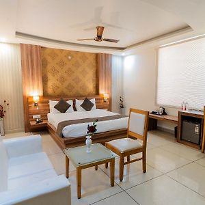 Fabhotel Signature Inn